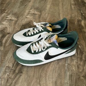 Nike Waffle Green/White Sneakers